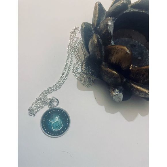 TAURUS GLOW IN THE DARK ZODIAC STAR SIGN HOROSCOPE NECKLACE - Picture 4 of 15